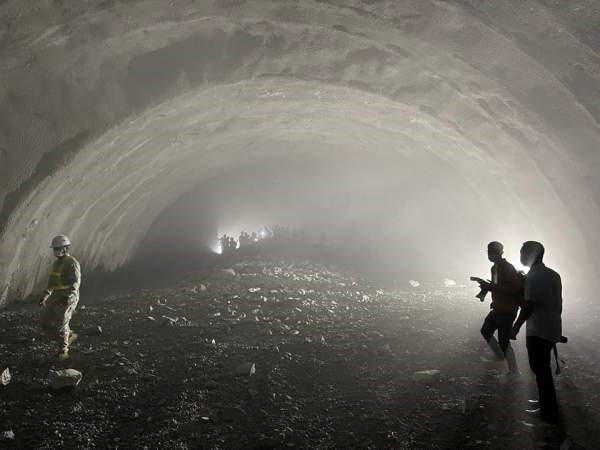 Hầm Thung Thi tại gói thầu 12-XL được thông ngày 19/11.