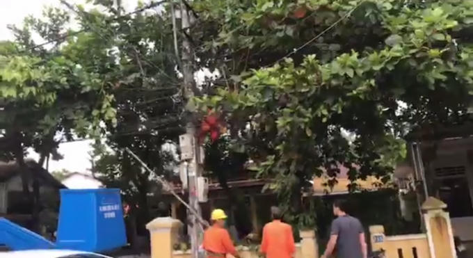 Nhận thấy nạn nhân bị bất tỉnh đồng nghiệp nạn nhân nhanh chóng đưa nạn nhân xuống. (Ảnh chụp từ video facebook Huu Loi Ngo)