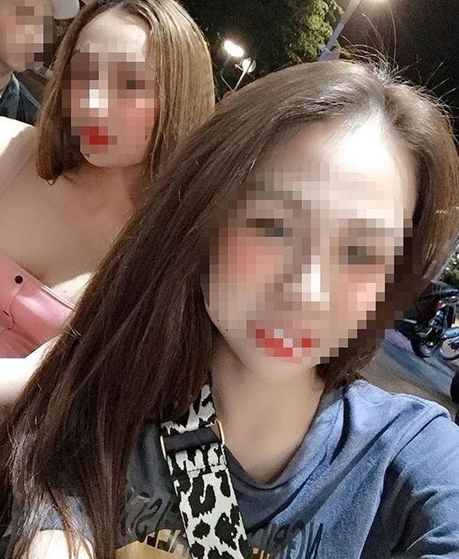 Hình ảnh S.C. (ngồi phía trước) chụp chung cùng N.Đ.Q. (ngồi phía sau).