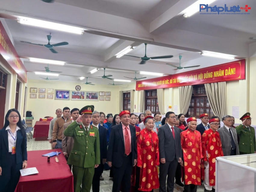 Lễ chào cờ diễn ra trang nghiêm tại Tổ bầu cử số 5 nhà Văn hoá thôn Quỳnh Đô, xã Đại Thanh.