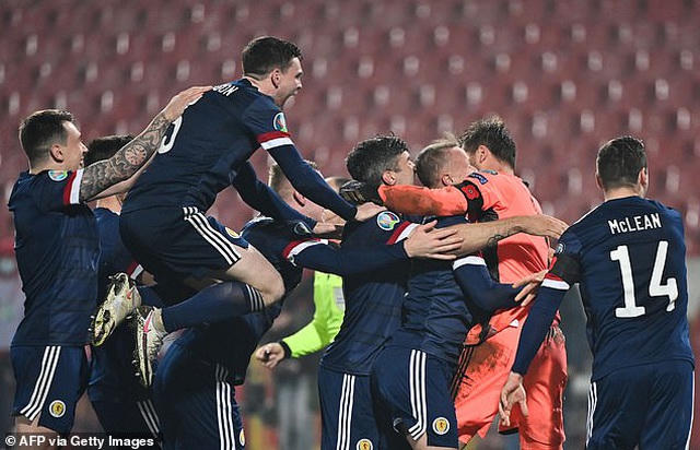 Scotland giành chiến thắng nghẹt thở 5-4 trên chấm phạt đền