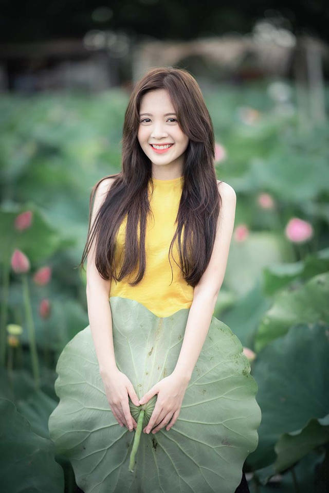 Thiếu nữ Hà thành đẹp nổi bật giữa vườn sen.