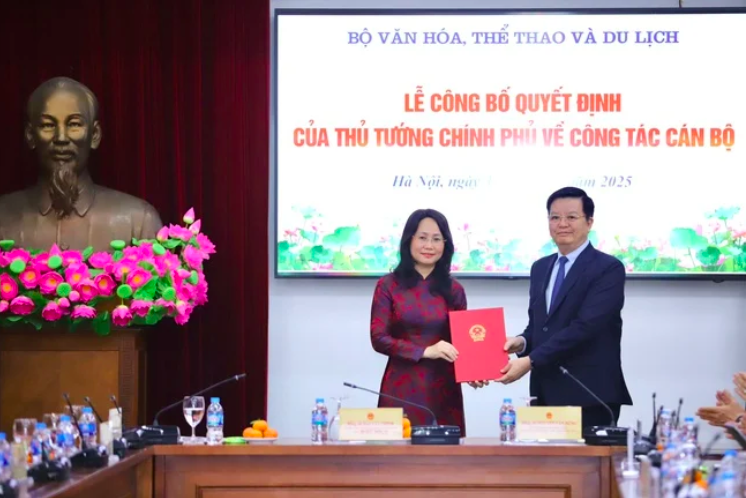 Phó Thủ tướng Chính phủ Mai Văn Chính trao Quyết định của Thủ tướng Chính phủ cho bà Lâm Thị Phương Thanh. Ảnh: Cổng thông tin Bộ VHTT-DL