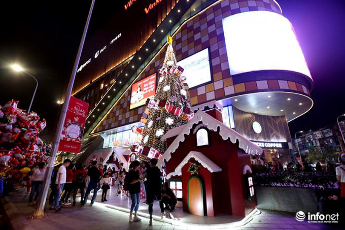 Lễ chính thức ngày 25/12 được gọi là "lễ chính ngày", còn lễ đêm 24/12 gọi là "lễ vọng" nhưng thường thu hút nhiều người tham dự hơn.