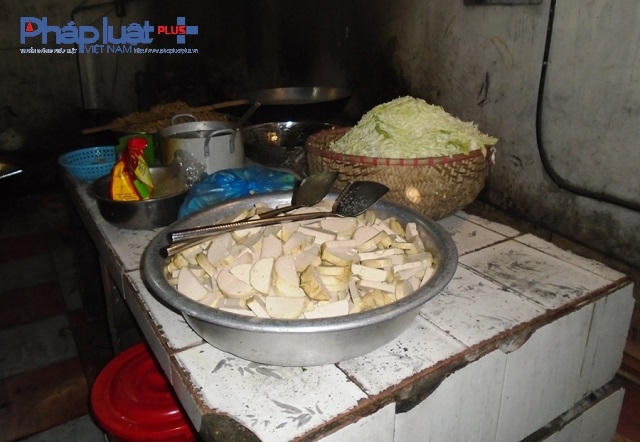 Hiện trường khu vực chế biến thức ăn cơ sở cơm hộp Phương Lộc Phát.