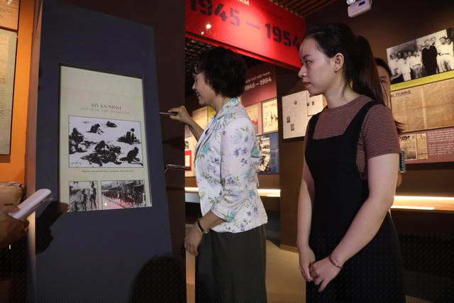  “Bảo tàng Báo chí Việt Nam ra đời muộn hơn so với các bảo tàng khác nên công tác sưu tầm, khai thác tư liệu gặp nhiều khó khăn. Tuy nhiên, chúng tôi cố gắng thể hiện những hình ảnh chân thực nhất, đặc biệt đối với kỉ vật của các nhà báo. Chúng tôi đã rất may mắn khi nhận được sự ủng hộ và những kỷ vật hiến tặng của các nhà báo lão thành”, nhà báo Trần Kim Hoa, Giám đốc Bảo tàng Báo chí Việt Nam cho biết.