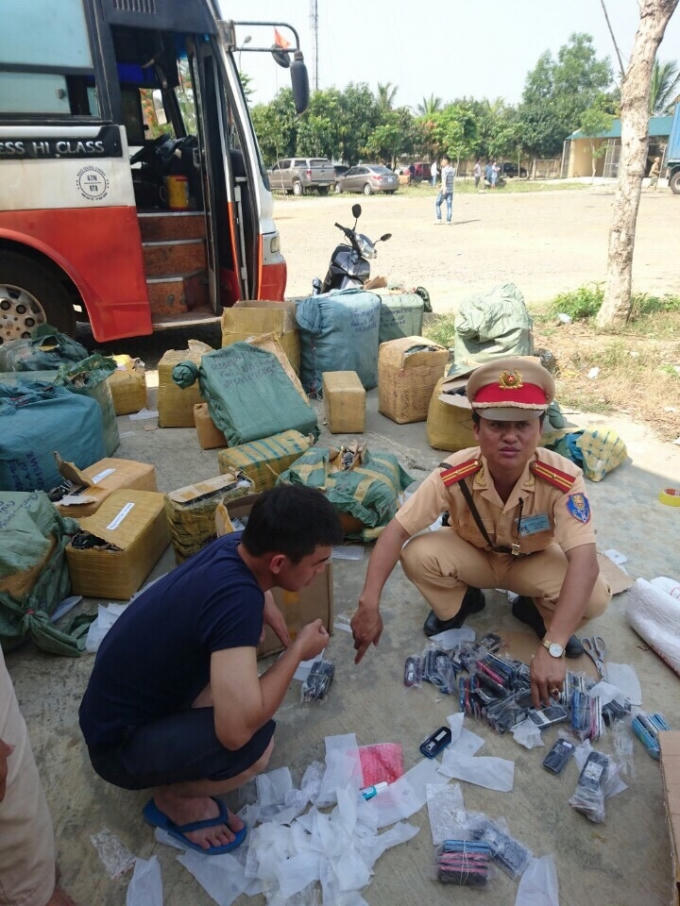 Tổ công tác tiến hành kiểm đếm số điện thoại di động trên chiếc xe khách.