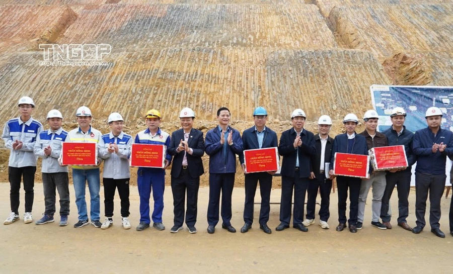 Bộ trưởng Bộ Xây dựng Trần Hồng Minh và Chủ tịch UBND tỉnh Thái Nguyên Vương Quốc Tuấn tặng quà cho các đơn vị thi công.