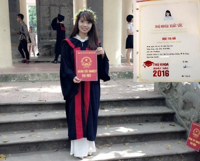 Thủ khoa sư phạm đầu ra Bùi Thị Hà (Hà Giang) sau khi ra trường đã về quê… chăn lợn.