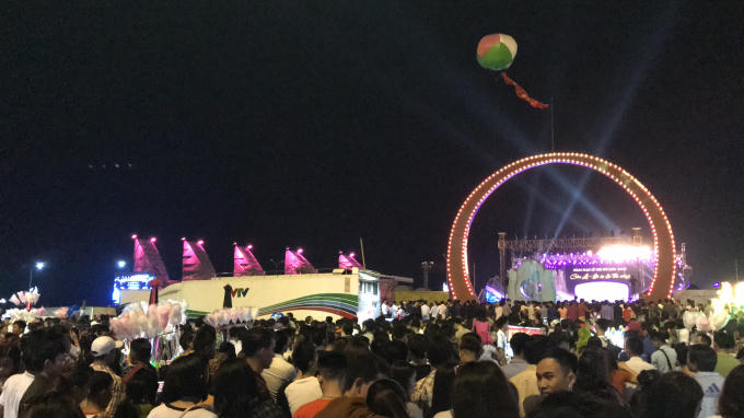 Biển người chen chân tham gia đêm khai mạc lễ hội du lịch biển “Cửa Lò: Hội tụ - Tỏa sáng”