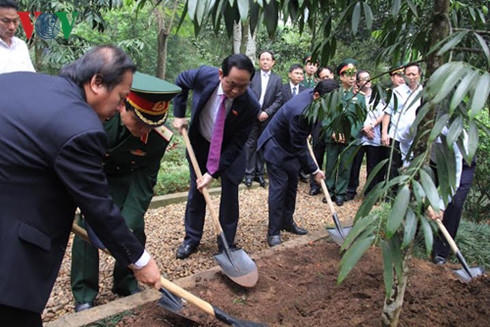 Chủ tịch nước trồng cây lưu niệm tại Khu di tích Chủ tịch Hồ Chí Minh.