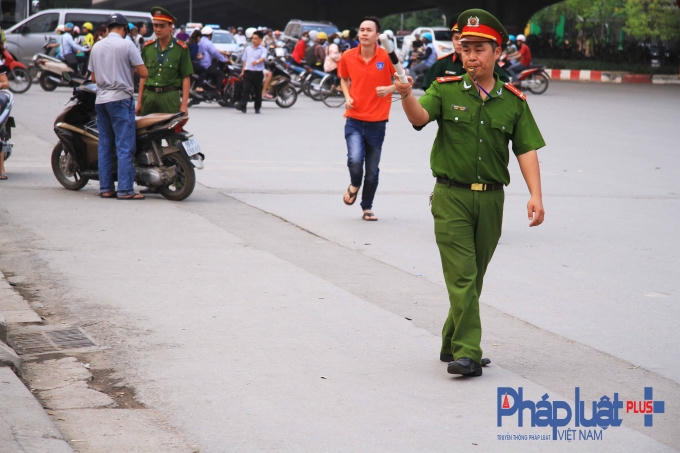 Cảnh sát giao thông, Cảnh sát trật tự... được huy động tại các nút giao trọng điểm và quanh khu vực bến xe để phân luồng.