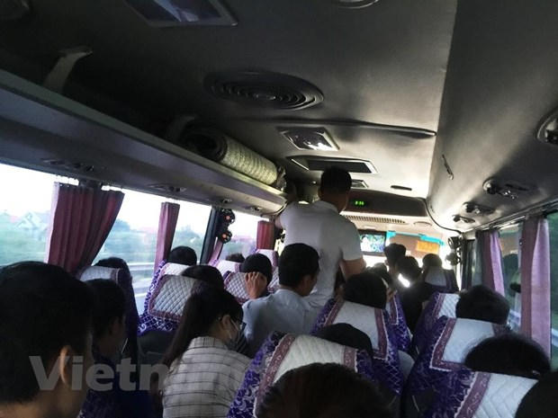 Xe khách vẫn chở quá số người, nhồi nhét khách, thu tiền quá giá vé quy định. (Ảnh: Việt Hùng/Vietnam+).