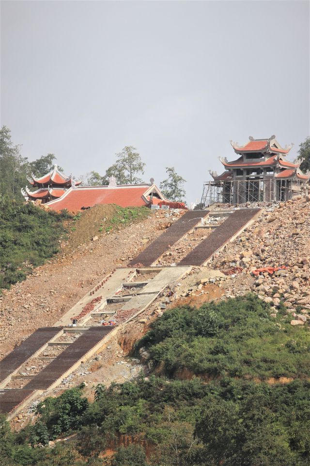 Hàng bậc thang vắt dọc sườn núi dẫn lên cổng Tam Quan của khu tâm linh chùa Lũng Cú (Ảnh: Nguyễn Trường).