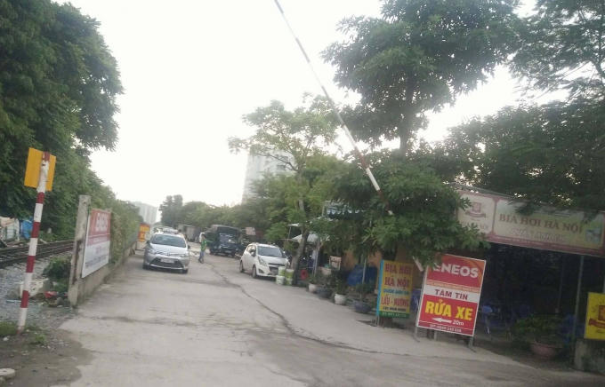 Nhiều hoạt động kinh doanh trái phép ngang nhiên diễn ra trên hành lang an toàn đường sắt. Ảnh: Mai Thu