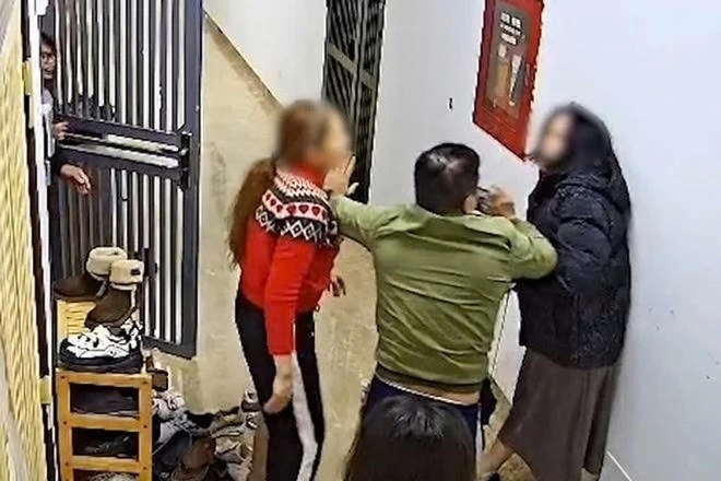 Hình ảnh sự việc được camera ghi lại.