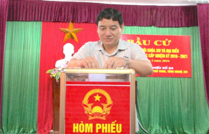 Ông Nguyễn Đắc Vinh - Bí thư Tỉnh ủy Nghệ An tham gia bỏ phiếu tại phường Trường Thi - TP Vinh.