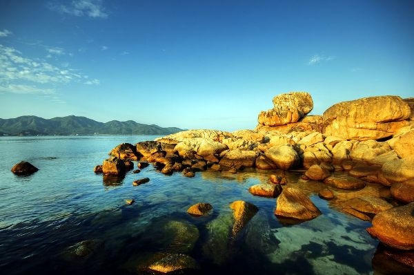 Hòn Chông với nước biển trong vắt và không khí trong lành.