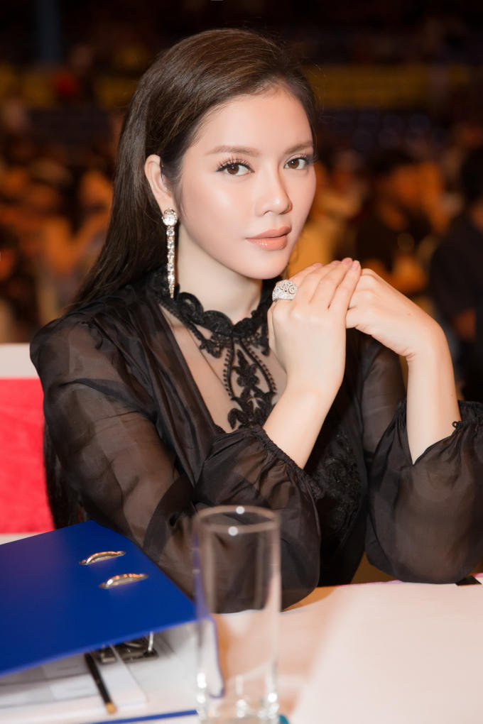 Lý Nhã Kỳ kiêu sa ngồi ghế nóng đêm Sơ kết Miss Grand International 2017