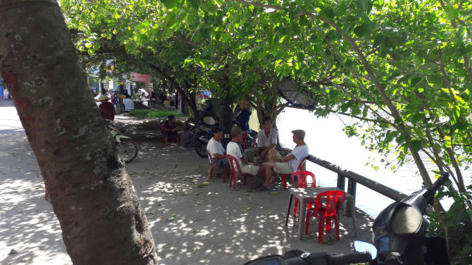 Trước thời tiết khắc nghiệt này, người dân đang phải tìm mọi biện pháp để giảm cái nóng.