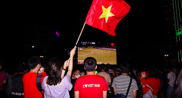 Hàng ngàn cổ động viên có mặt trên tuyến phố đi bộ Nguyễn Huệ để cùng xem trận đấu Việt Nam - Philipines