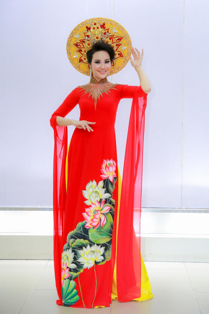 Thần thái và chuyên nghiệp, Á hậu Dương Yến Phi tỏa sáng với vai trò vedette cho NTK Nguyễn Tuấn
