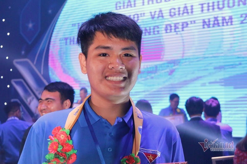 Ngô Minh Hiếu - nam sinh 10 năm liền cõng bạn đi học được tôn vinh “Thanh niên sống đẹp” năm 2020. 
