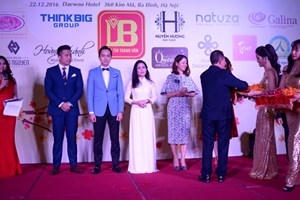 Lãnh đạo báo PLVN trao kỷ niệm chương cám ơn các doanh nhân đã xuất hiện trên trang Bìa DN &amp; PL trong năm 2016.