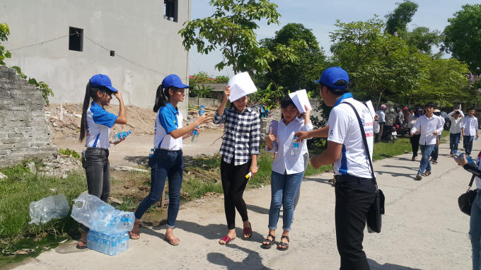 Bất chấp cái nóng như đổ lửa, các tình nguyện viên nhiệt tình phục vụ nước uống cho cácthí sinh.