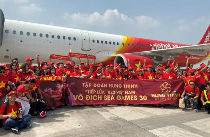 Để cổ vũ cho đội nhà trong trận chung kết tối nay, hơn 60 nhân viên kinh doanh xuất sắc của Tập đoàn Hưng Thịnh cũng đã được đơn vị tài trợ để sang Philippines xem trực tiếp trận đấu và cổ vũ cho đội tuyển.