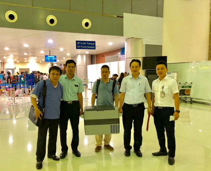 Tạng được nhanh chóng đưa ra sân bay.