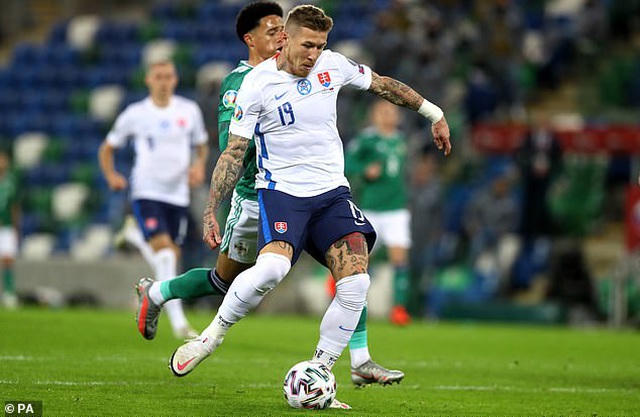 Cầu thủ đang chơi cho Parma, Juraj Kucka mở tỷ số cho Slovakia ở phút 17