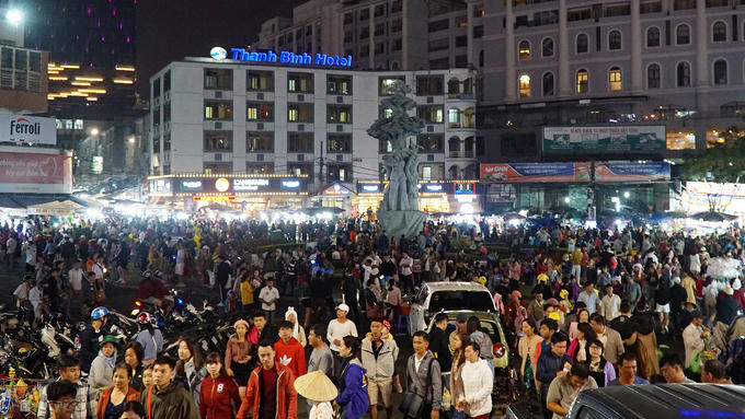 Hơn 22h, chợ vẫn nhộn nhịp và tấp nập du khách. Về đêm, tiết trời Đà Lạt se lạnh, dòng người vẫn ùn ùn kéo về chợ. Khách phải chen nhau mới có thể