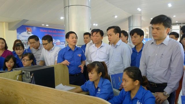 Đội h&igrave;nh l&agrave;m nhiệm vụ trực đường d&acirc;y n&oacute;ng phục vụ chương tr&igrave;nh Tiếp sức m&ugrave;a thi.