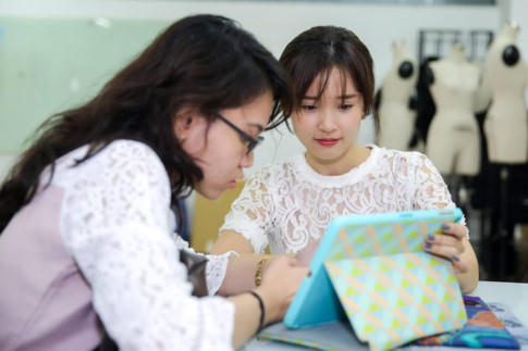 Midu nhiệt tình chỉ dạy các bạn sinh viên trong vai trò giảng viên.