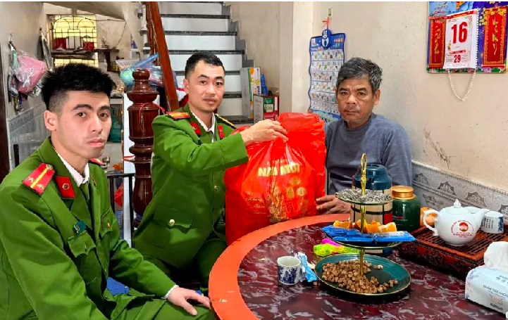 Công an xã Hạ Lang thăm hỏi sức khỏe và trao quà Tết tặng ông Khoảng Văn Dình