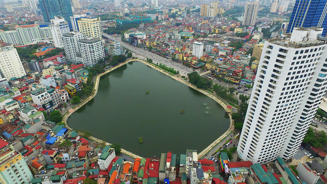 Hồ Ngọc Khánh (quận Ba Đình) rộng 3,58 ha, có chức năng tạo cảnh quan và tiếp nhận nước mưa trong khu vực. Nhìn từ trên cao, hồ bị "vây" bởi nhiều tòa nhà cao tầng. Tháng 6/2015, hồ Ngọc Khánh được cải tạo nhằm cải thiện cảnh quan, môi trường song một thời gian dài, hồ bốc mùi hôi nồng nặc do tảo lục phát triển.