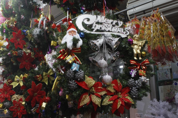 Khu phố Hàng Mã được trang hoàng lộng lẫy hơn.