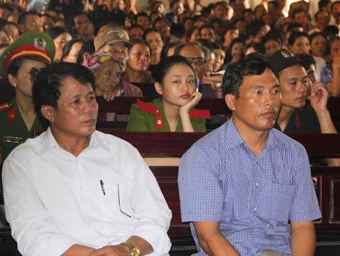 Nguyên Chủ tịch UBND xã và kế toán xã Thuần Thiện cũng lĩnh án vị tội "Thiếu trách nhiệm gây hậu quả nghiêm trọng".