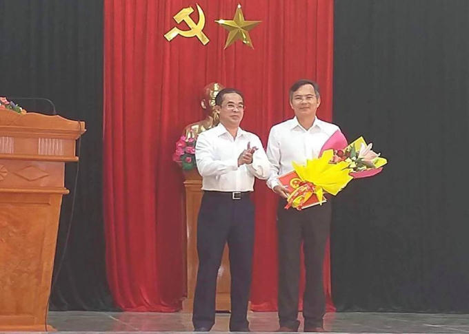 Ông Thái Hoàng Vũ (phải) nhận Quyết định bầu bổ sung làm Chủ tịch UBND huyện Bắc Trà My.