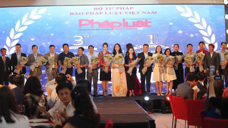 Lãnh đạo Báo Pháp luật Việt Nam,Truyền hình Pháp luật, Sao Pháp luật tặng hoa và kỷ niệm chương cho doanh nghiệp.