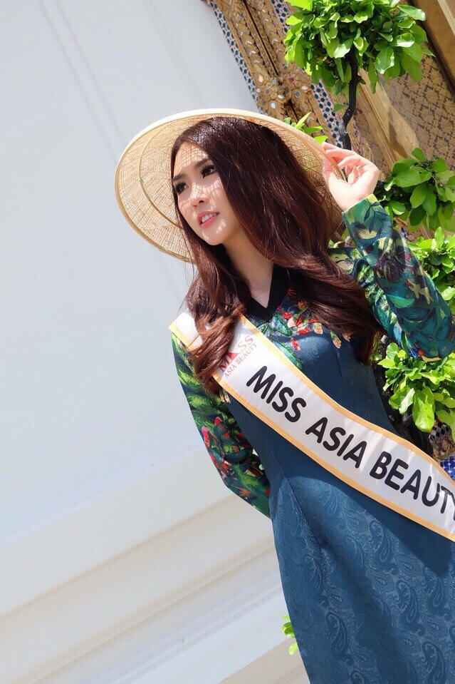 Tường Linh chụp ảnh cùng các thí sinh ở chùa Wat Pho.