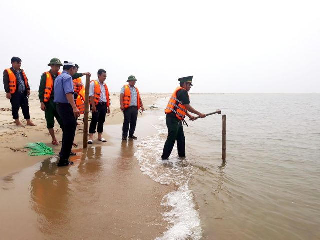 Cơ quan chức năng quan trắc, kiểm tra đảo cát