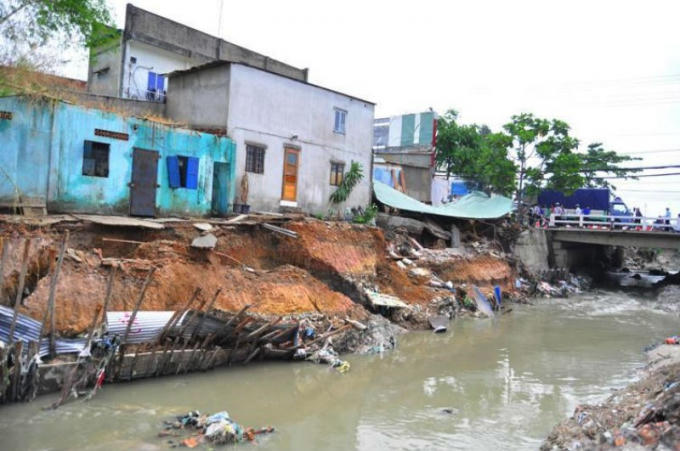 Bờ kè cầu Xóm Mai bị sụp đổ sau cơn mưa lớn khi công trình mới hoàn thành.