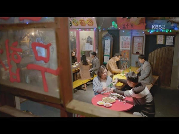 Hậu duệ mặt trời tập 16: Song Hye Kyo nổi máu ghen hoạn thư khi nhìn bạn trai