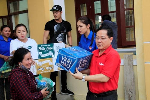 Tổng Biên tập báo Tiền Phong ông Lê Xuân Sơn (áo đỏ)...