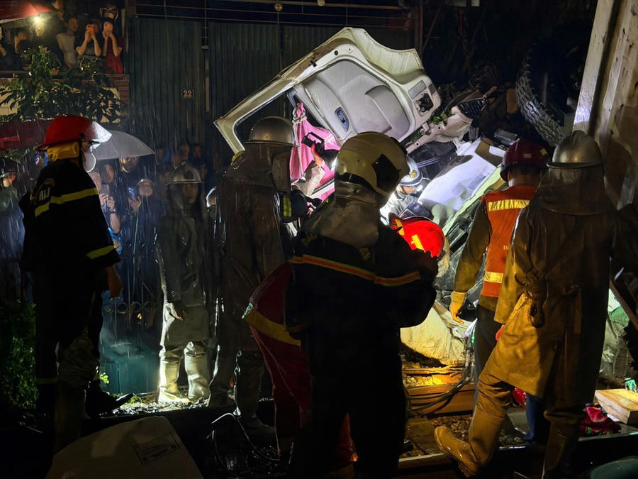 Lực lượng chức năng tổ chức cứu nạn cứu hộ, bảo vệ hiện trường.