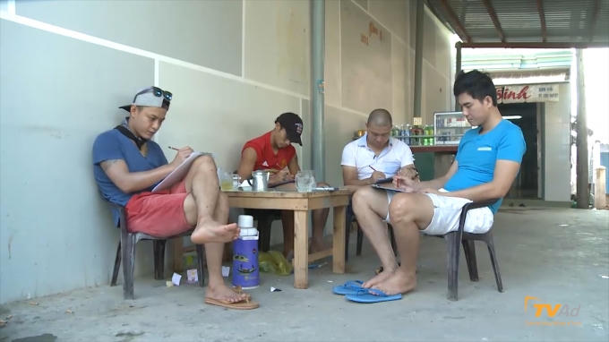 Tổ chức họp báo.