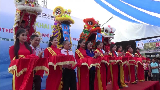 Các đại biểu cắt băng khai trương hội chợ.