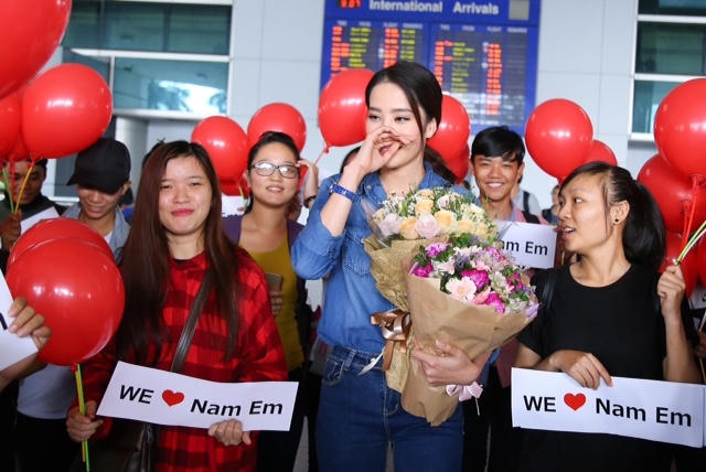 Nam Em tự h&agrave;o vẫy &ldquo;cờ đỏ sao v&agrave;ng&rdquo;, c&ugrave;ng fan h&ocirc; to &ldquo;Việt Nam, Việt Nam&rdquo; tại s&acirc;n bay
